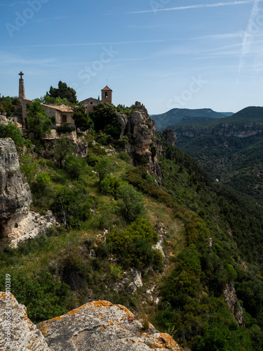 imagen del acantilado a un lado del pueblo de Siurana, Tarragona