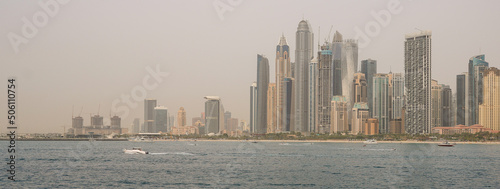 Sandsturm über Dubai Marina Skyline gelber Himmel 
