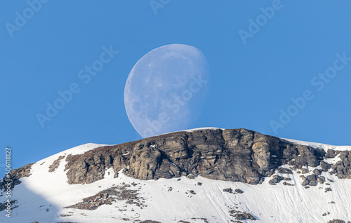 Untergehende Mond am Bergkam