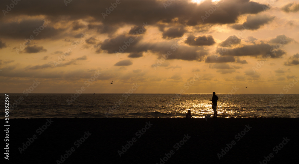 Un pequeño jugando en la orilla del mar mientras cae la noche en playa de Colima, México. Un pequeño jugando en la orilla del mar mientras cae la noche en playa de Colima, México.
