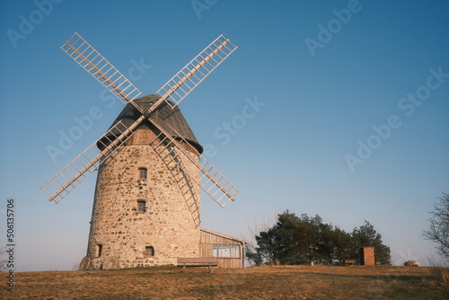 Historische alte Windmühle wird auch Teufelsmühle genannt. Warnstedt im Harz.