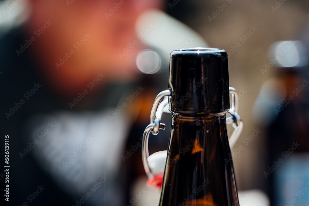 Nahaufnahme einer braunen Bier Bügelflasche