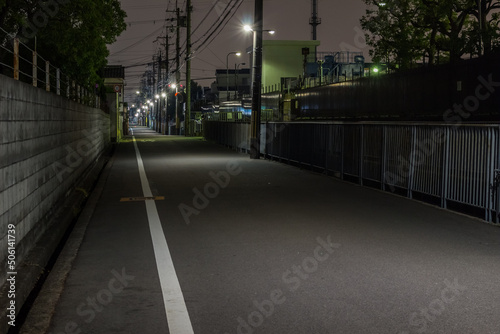 深夜の人気のない街灯のある夜道