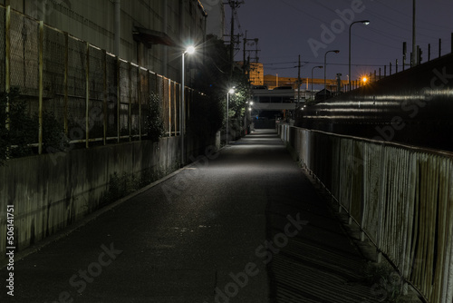 深夜の人気のない街灯のある夜道