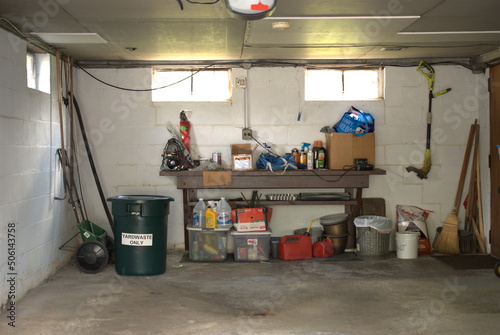 Foto The interior of an attached car garage on a house, Midwest, USA
