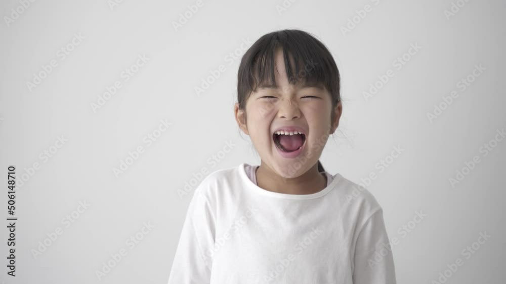 カメラに向かって笑う女の子のポートレート カメラに向かって笑う女の子のポートレート