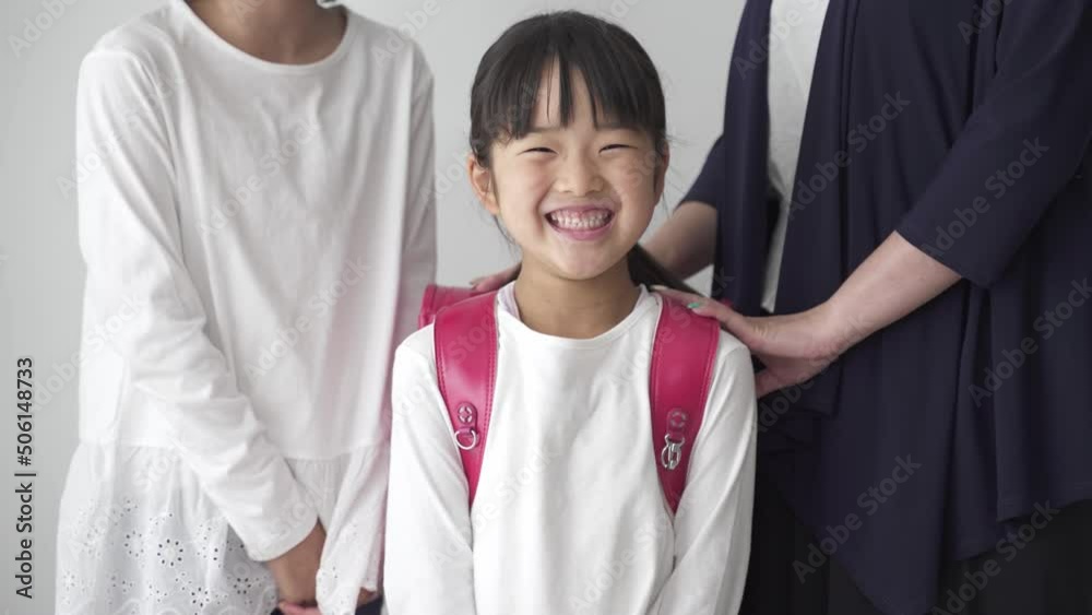 ランドセルを背負った女の子の家族写真 ランドセルを背負った女の子の家族写真