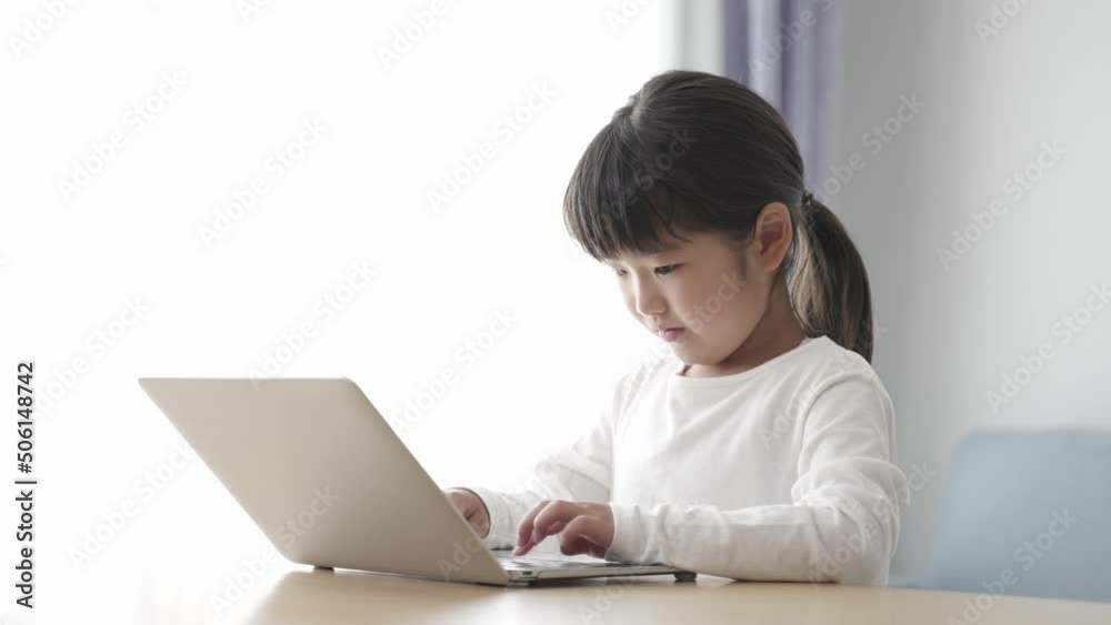パソコンを使って学習する女の子 パソコンを使って学習する女の子
