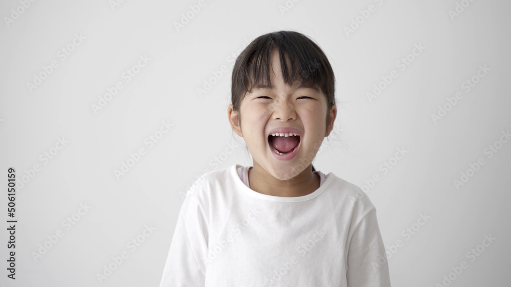 カメラに向かって笑う女の子のポートレート カメラに向かって笑う女の子のポートレート