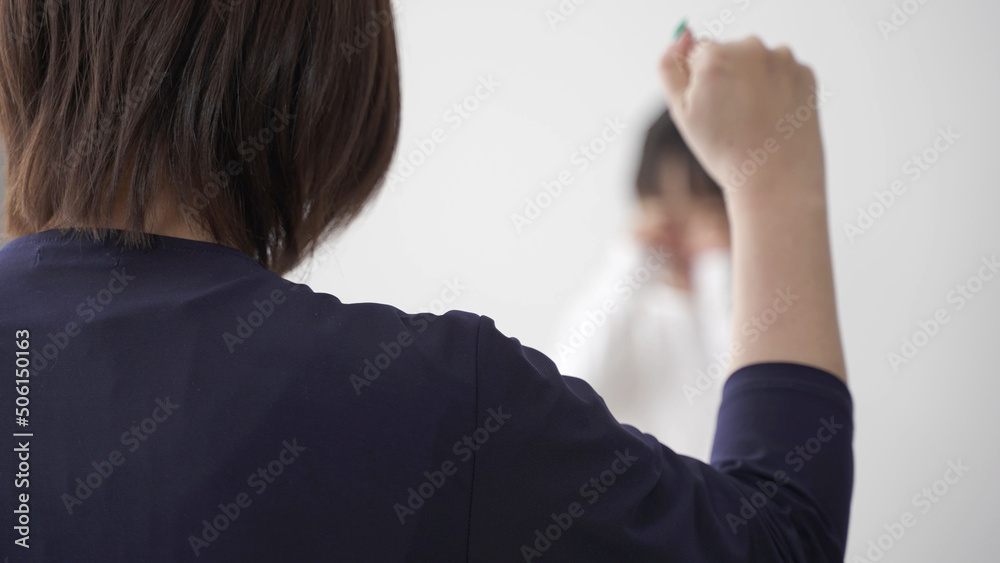 Fototapeta premium 説教をするお母さんと号泣する女の子