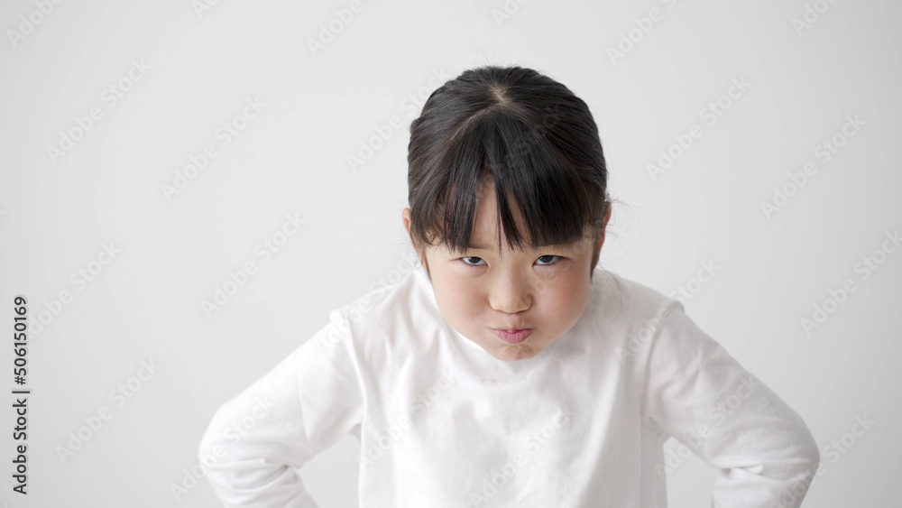 カメラに向かって拗ねる女の子
