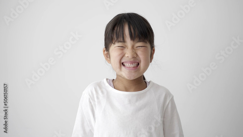 カメラに向かって笑う女の子のポートレート