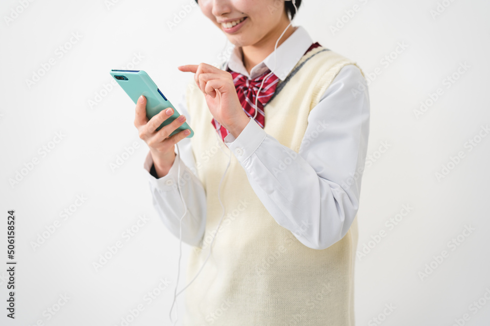 ヘッドフォンで音楽を聴く女子高校生 ヘッドフォンで音楽を聴く女子高校生