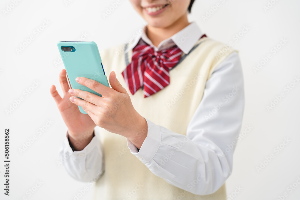スマートフォンを操作する女子高校生 スマートフォンを操作する女子高校生