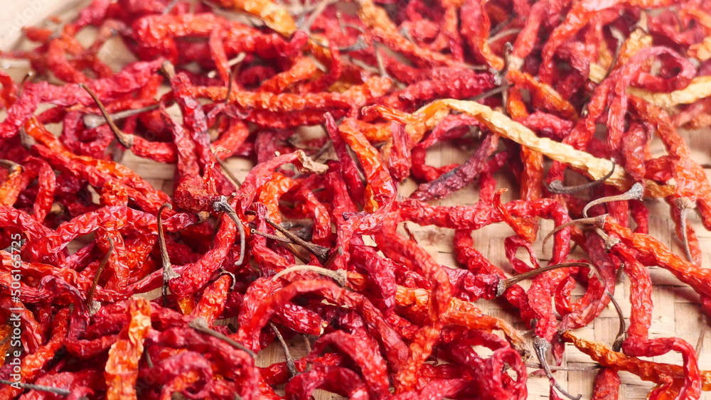 Naklejka premium dried red chili background to dry