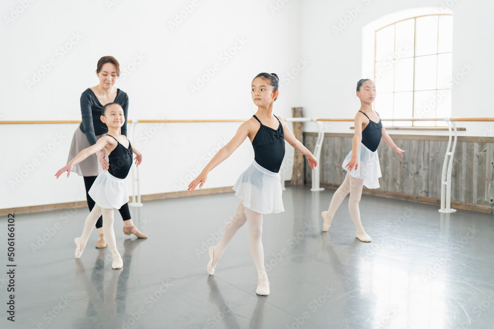 Obraz premium バレエ教室 講師と生徒