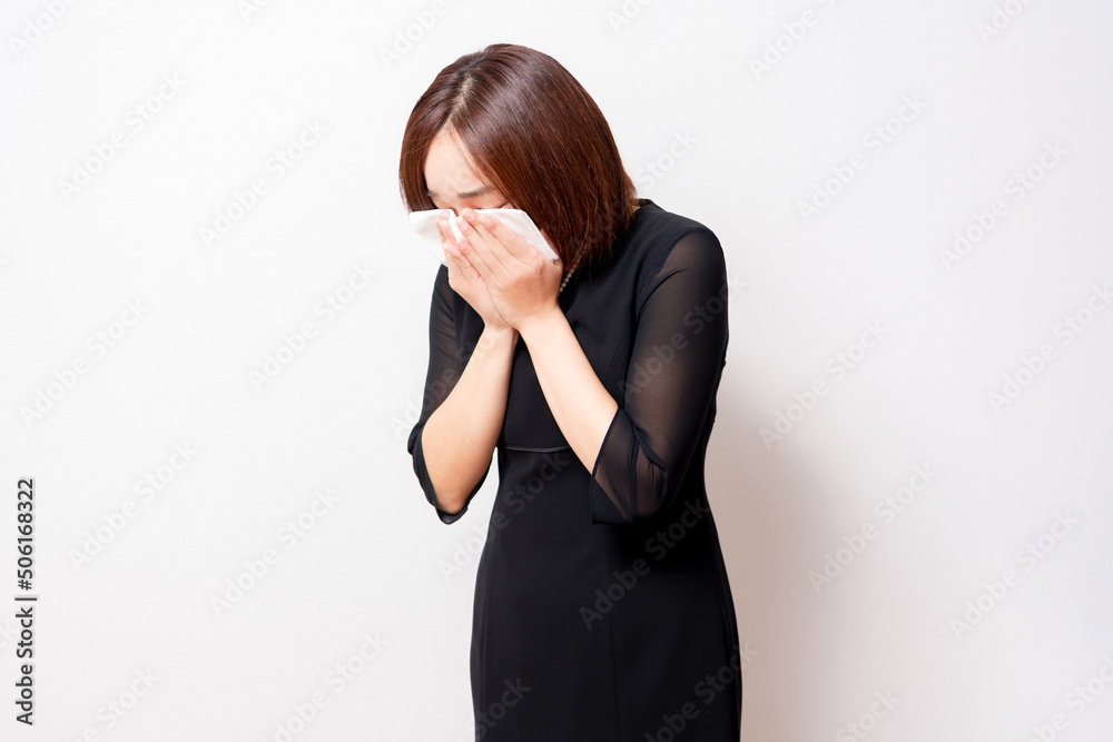 悲しんで泣いている喪服を着ている女性 悲しんで泣いている喪服を着ている女性