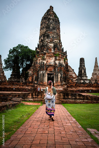 Mujer turista recorriendo templos en ruinas, en Ayutthaya, Tailandia © Javier
