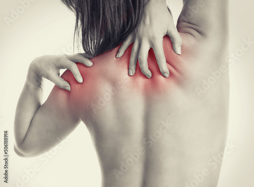 Frau hat Rückenschmerzen photo