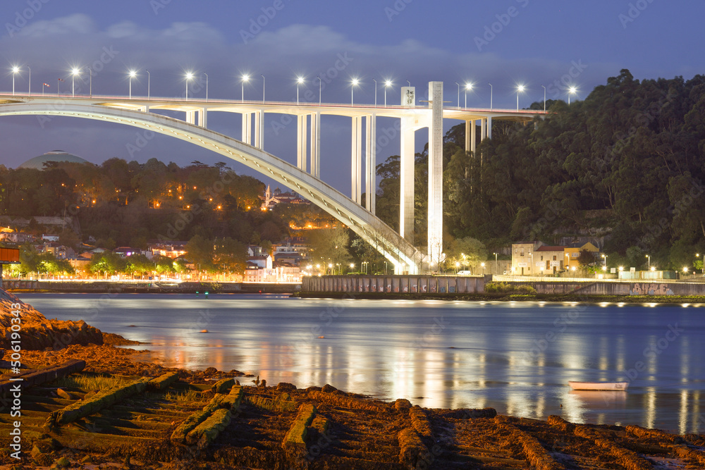 Fototapeta premium Arrabida Bridge in Porto at dusk