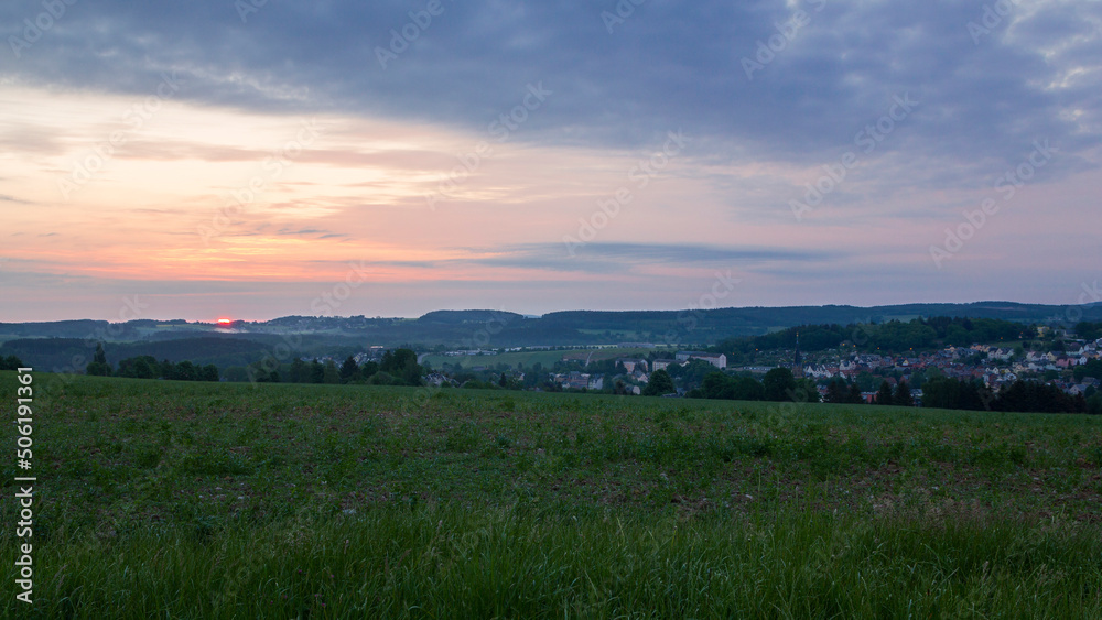 Sonnenaufgang über der Stadt Lengenfeld im Vogtland, Sachsen