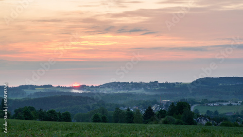 Sonnenaufgang über der Stadt Lengenfeld im Vogtland, Sachsen