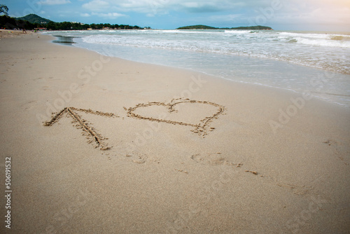 Fotograf  a conceptual. Mensaje de amor. escrito en la arena de playa hermosa