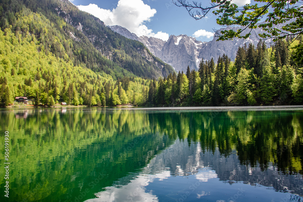 Fototapeta premium Spiegelung am Lago di Fusine in Italien