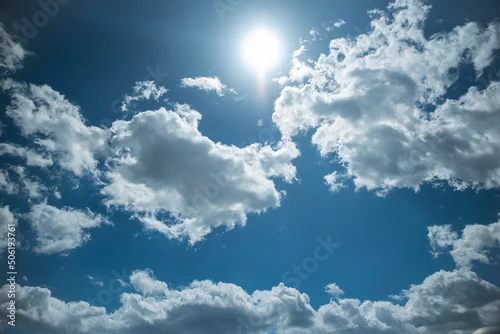 Obraz słoneczne niebo z chmurami