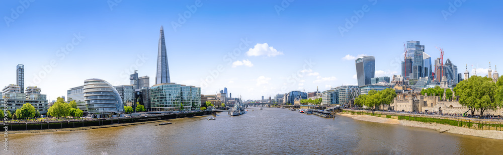 panoramic view at london from the tower bridge