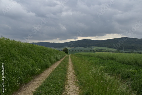 Landschaft, Weg und Wolkenbild bei Salzhemmendorf 