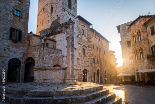 Canvas Print street view of san gimignano medieval town, Italy