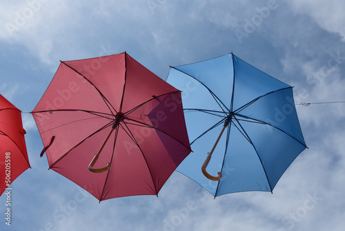 parapluies de couleurs dans le ciel