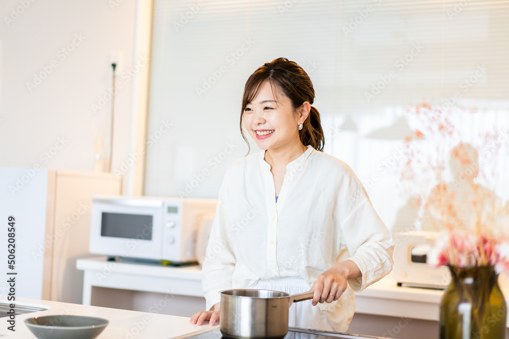 おうちのキッチンで料理をする主婦 おうちのキッチンで料理をする主婦