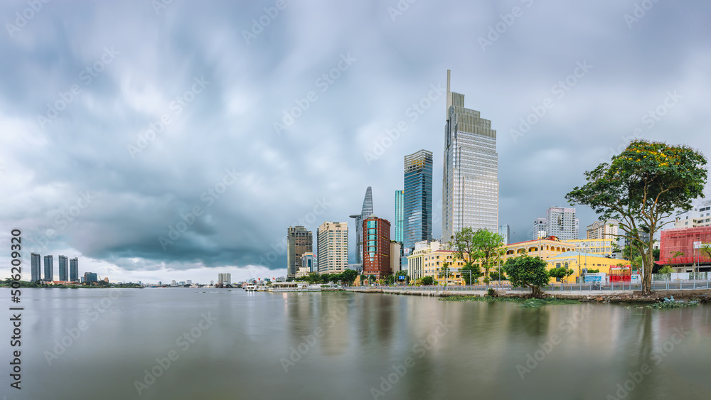 Obraz premium Panorama of Ho Chi Minh City on the banks of the Sai Gon River before the coming rain.