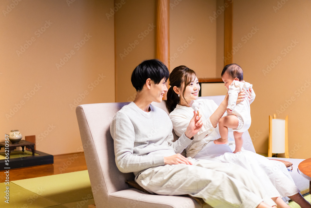赤ちゃんとレジャーに出かけるファミリー 赤ちゃんとレジャーに出かけるファミリー