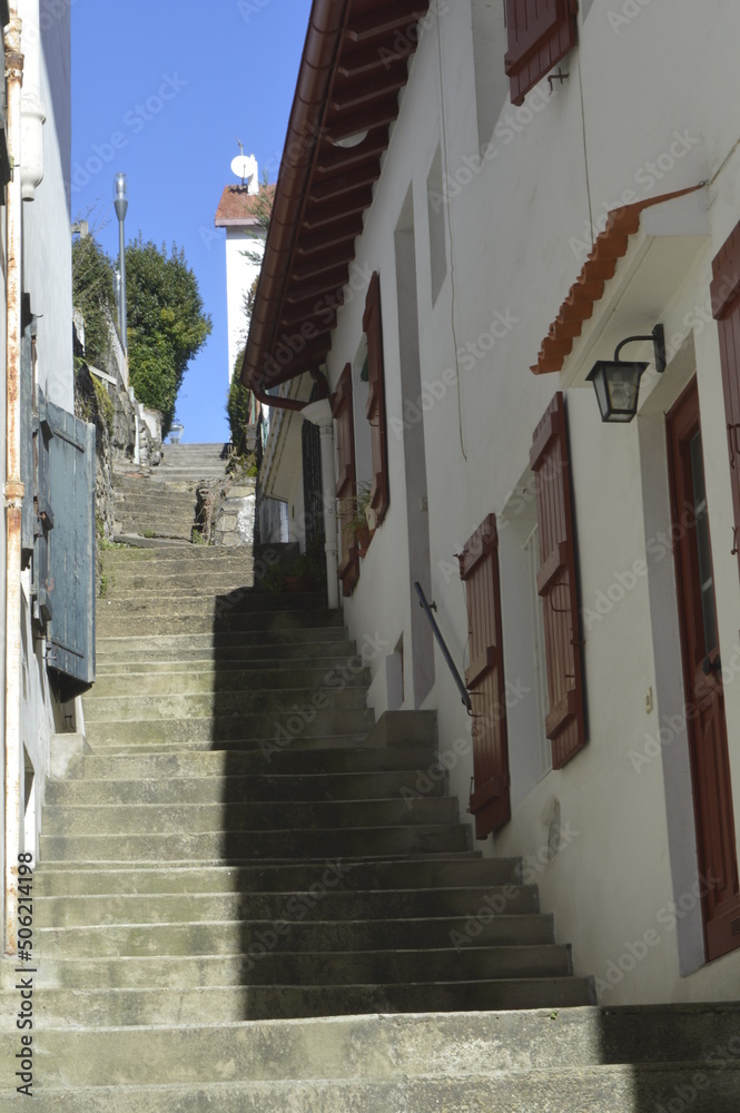 Marches d'escalier à Ciboure, sur la côte basque