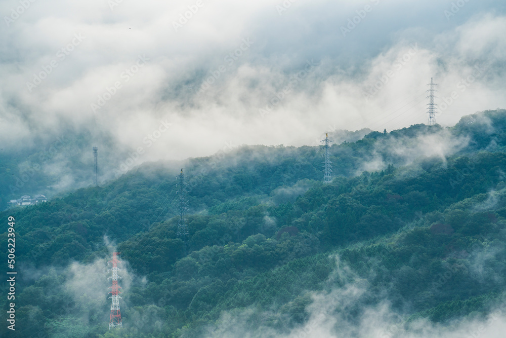 Fototapeta premium 霧がかかる山