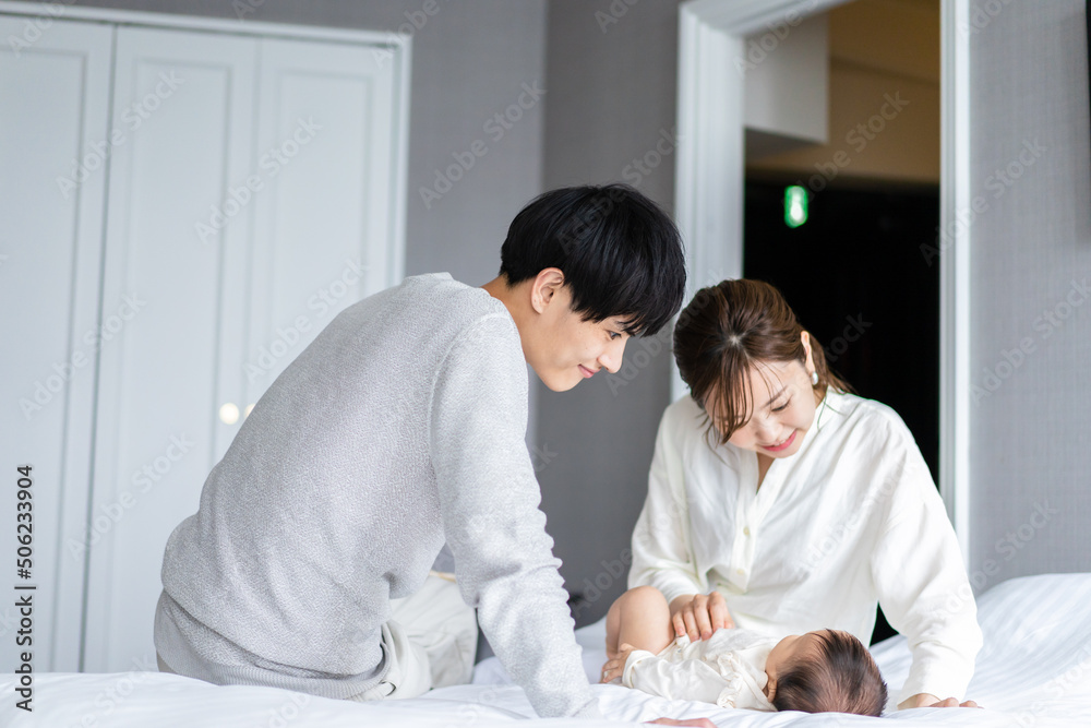 赤ちゃんをあやす若い夫婦