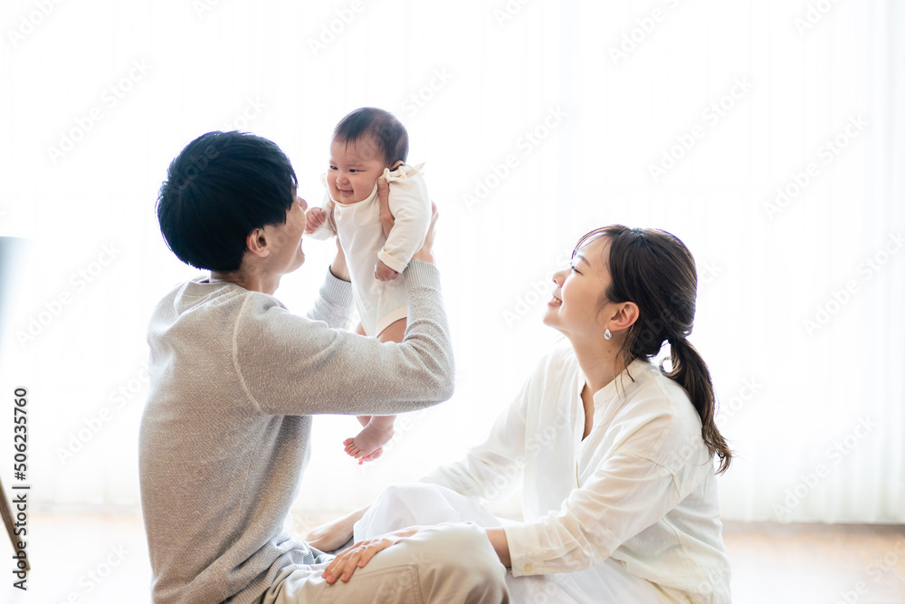 赤ちゃんを抱き上げるパパとママ 赤ちゃんを抱き上げるパパとママ