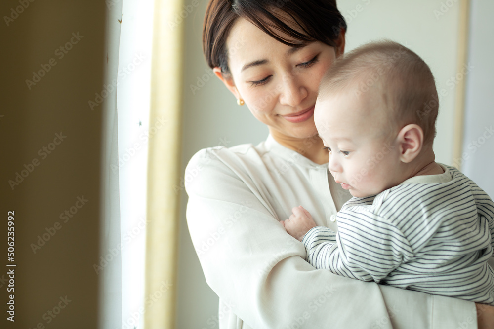 母親に抱っこされる赤ちゃん 母親に抱っこされる赤ちゃん