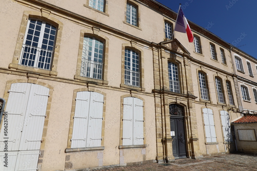 Fototapeta premium La mairie, ancien hôtel particulier Dassier des Brosses construit au 18eme siecle, vue de l'extérieur, ville de Confolens, département de la Charente, France
