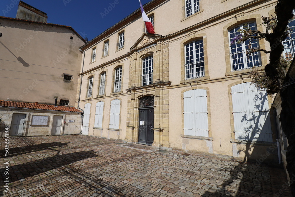 La mairie, ancien hôtel particulier Dassier des Brosses construit au 18eme siecle, vue de l'extérieur, ville de Confolens, département de la Charente, France