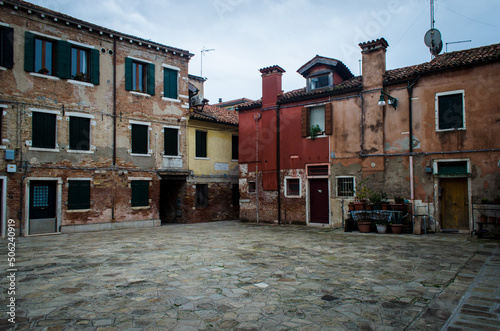 Una piazza del centro storico di Venezia in una giornata nuvolosa photo