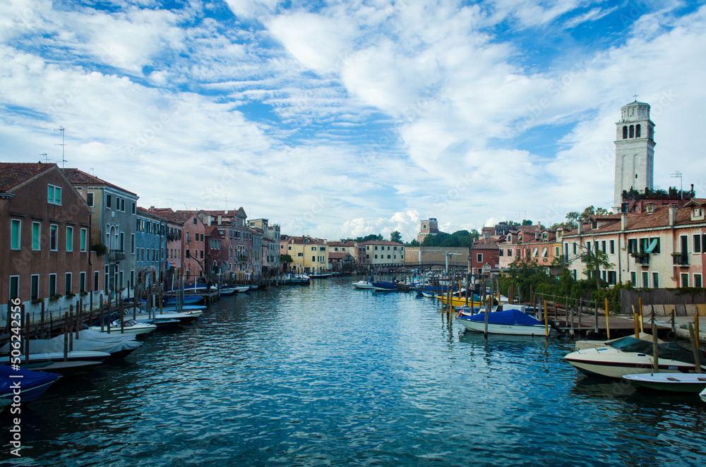 Il canale di San Pietro di Castello a Venezia in una giornata di nuvole e cielo azzurro