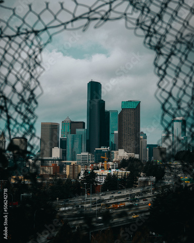 Foto city skyline tough hole in the fence