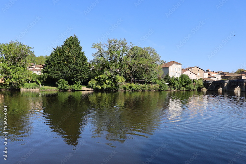La rivière Vienne dans Confolens, ville de Confolens, département de la Charente, France