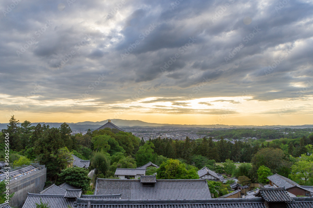 奈良公園二月堂から臨む夕日、5月撮影