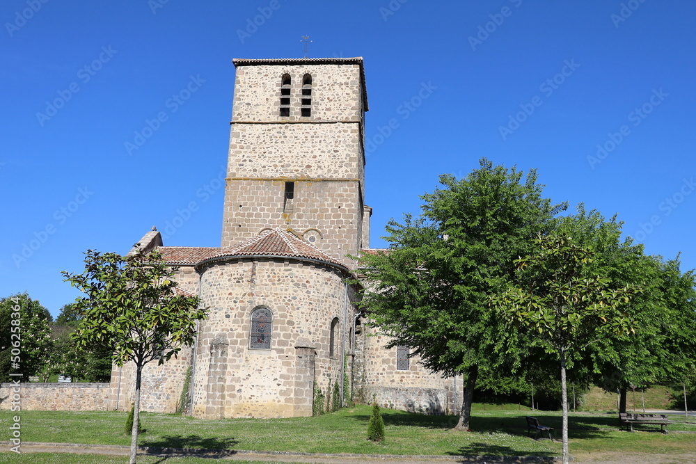 L'église Saint Barthelemy, vue de l'extérieur, ville de Confolens, département de la Charente, France