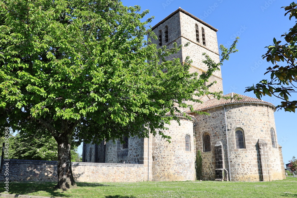 L'église Saint Barthelemy, vue de l'extérieur, ville de Confolens, département de la Charente, France L'église Saint Barthelemy, vue de l'extérieur, ville de Confolens, département de la Charente, France